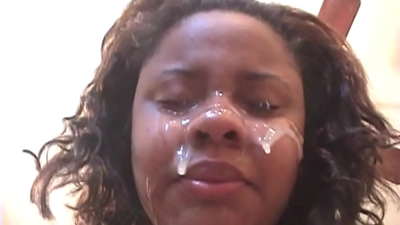 Černá brazilská dívka dostane sperma na obličej po análním sexu s velkým pérem